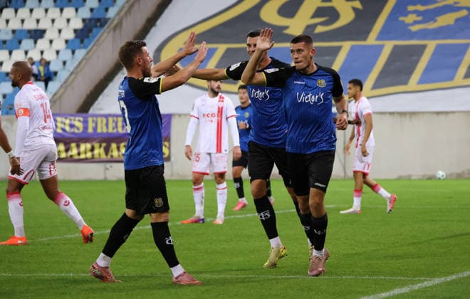 02.10.2026, Fussball, Herren, Testspiel, Saison 2026 2027, 1. FC Saarbrücken - AS Nancy-Lorraine, Mladen Cvjetinovic (1. FC Saarbruecken) bejubelt mit Nikola Aracic (1. FC Saarbruecken) und Christian Kühlwetter (1. FC Saarbruecken) sein Tor zum 1:0 Saarbrücken Ludwigsparkstadion Saarland Deutschland Copyright: xFabianxKleerx