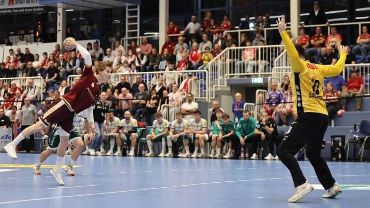 Handball - 2. Bundesliga Tusem Essen gegen SC DHfK Leipzig ** NUR FÜR REDAKTIONELLE ZWECKE ** EDITORIAL USE ONLY **<p>Felix Mart (Tusem Essen) trifft per Siebenmeter gegen Anadin Suljakovic (SC DHfK Leipzig) beim Spiel der 2. Handball-Bundesliga zwischen Tusem Essen und SC DHfK Leipzig am 02. Oktober 2026 in der Sporthalle Am Hallo in Essen. Deutschland Nordrhein-Westfalen Essen Copyright: ChristofxKöpsel