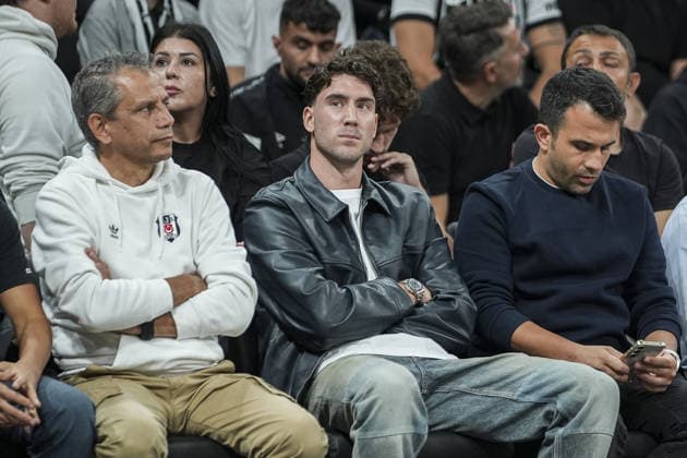 Besiktas v Barcelona - EuroLeague ISTANBUL, TURKIYE - OCTOBER 2: Besiktas footballer Dusan Vlahovic (C) watches the EuroLeague Round 3 basketball match between Besiktas and Barcelona at Turkcell Basketball Development Center in Istanbul, Turkiye on October 2, 2026. Arife Karakum Anadolu Istanbul Turkey. Editorial use only. Please get in touch for any other usage.  Copyright: x2026xAnadoluxArifexKarakumx
