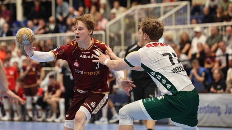 Handball - 2. Bundesliga Tusem Essen gegen SC DHfK Leipzig ** NUR FÜR REDAKTIONELLE ZWECKE ** EDITORIAL USE ONLY **<p>Tim Hertzfeld (SC DHfK Leipzig) (R) verteidigt gegen es03 (Tusem Essen) beim Spiel der 2. Handball-Bundesliga zwischen Tusem Essen und SC DHfK Leipzig am 02. Oktober 2026 in der Sporthalle Am Hallo in Essen. Deutschland Nordrhein-Westfalen Essen Copyright: ChristofxKöpsel