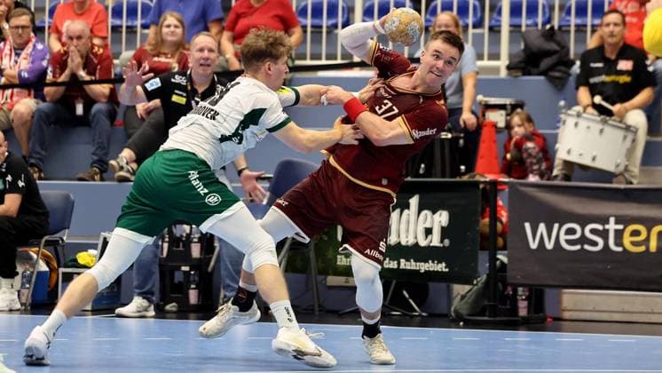 Handball - 2. Bundesliga Tusem Essen gegen SC DHfK Leipzig ** NUR FÜR REDAKTIONELLE ZWECKE ** EDITORIAL USE ONLY **<p>Tim Hertzfeld (SC DHfK Leipzig) verteidigt gegen Max Neuhaus (Tusem Essen) (R) beim Spiel der 2. Handball-Bundesliga zwischen Tusem Essen und SC DHfK Leipzig am 02. Oktober 2026 in der Sporthalle Am Hallo in Essen. Deutschland Nordrhein-Westfalen Essen Copyright: ChristofxKöpsel