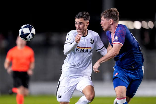 v.li.: David Mamutovic (SVS, 7), Denis Linsmayer (FCK, 6), Zweikampf, Spielszene, Duell, duel, tackle, tackling, Dynamik, Action, Aktion, 02.10.2026, Sandhausen (Deutschland), Fussball, Regionalliga Südwest, SV Sandhausen - 1. FC Kaiserslautern II