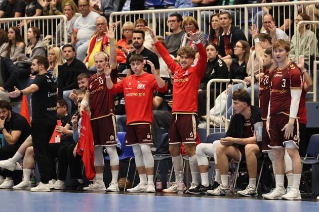 Handball - 2. Bundesliga Tusem Essen gegen SC DHfK Leipzig ** NUR FÜR REDAKTIONELLE ZWECKE ** EDITORIAL USE ONLY **<p>Die Ersatzbank von Tusem Essen reagiert beim Spiel der 2. Handball-Bundesliga zwischen Tusem Essen und SC DHfK Leipzig am 02. Oktober 2026 in der Sporthalle Am Hallo in Essen. Deutschland Nordrhein-Westfalen Essen Copyright: ChristofxKöpsel