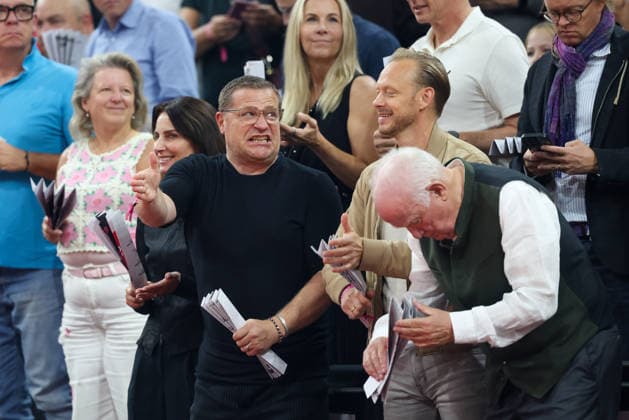 Max Eberl (FC Bayern Muenchen, Sportvorstand) gestikuliert, mit Rouven Kasper (FC Bayern Muenchen, Vorstand Marketing und Vertrieb) und Walter Mennekes (FC Bayern Muenchen, 2. Vizepraesident), GER, FC Bayern Basketball vs. Partizan Mozzart Bet Belgrad, Basketball, Euroleague, 3. Spieltag, Saison 2026 2027, 02.10.2026, GER, FC Bayern Basketball vs. Partizan Mozzart Bet Belgrad, Basketball, Euroleague, 3. Spieltag, Saison 2026 2027, 02.10.2026 Muenchen Copyright: xEibner-Pressefoto JennixMaulx EP_JML