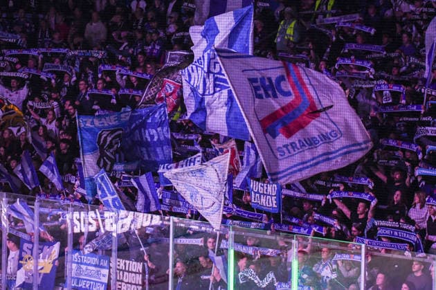 Fankurve (Straubing Tigers), Eishockey Herren, Deutsche Eishockey Liga, Penny DEL, 5.Spieltag, Saison 2026 2027 am 02.10.2026 im Eisstadion am Pulverturm, Straubing Tigers (blau) gegen Pinguins Bremerhaven (weiss)