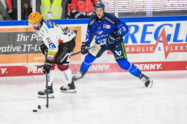 J.C. Beaudin (Straubing Tigers) hinter Nicolas Kraemmer (Pinguins Bremerhaven), Eishockey Herren, Deutsche Eishockey Liga, Penny DEL, 5.Spieltag, Saison 2026 2027 am 02.10.2026 im Eisstadion am Pulverturm, Straubing Tigers (blau) gegen Pinguins Bremerhaven (weiss)