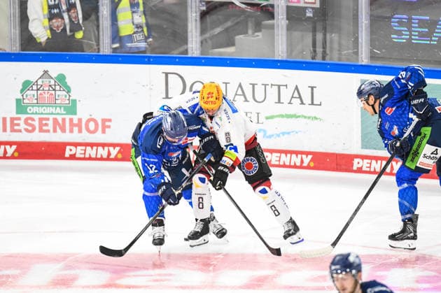 Joseph Duszak (Straubing Tigers) im Duell mit Nino Kinder (Pinguins Bremerhaven), Eishockey Herren, Deutsche Eishockey Liga, Penny DEL, 5.Spieltag, Saison 2026 2027 am 02.10.2026 im Eisstadion am Pulverturm, Straubing Tigers (blau) gegen Pinguins Bremerhaven (weiss)