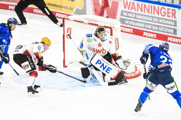 J.C. Beaudin (Straubing Tigers) mit der Chance vor Kristers Gudlesvskis (Pinguins Bremerhaven), Eishockey Herren, Deutsche Eishockey Liga, Penny DEL, 5.Spieltag, Saison 2026 2027 am 02.10.2026 im Eisstadion am Pulverturm, Straubing Tigers (blau) gegen Pinguins Bremerhaven (weiss)