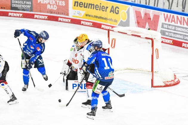 Tyler Madden (Straubing Tigers) vergibt die Chance gegen Kristers Gudlevskis (Pinguins Bremerhaven), Eishockey Herren, Deutsche Eishockey Liga, Penny DEL, 5.Spieltag, Saison 2026 2027 am 02.10.2026 im Eisstadion am Pulverturm, Straubing Tigers (blau) gegen Pinguins Bremerhaven (weiss)