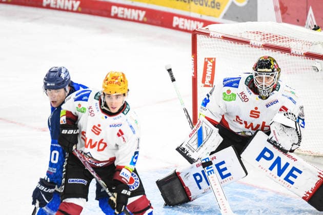 Kristers Gudlevskis (Pinguins Bremerhaven), Eishockey Herren, Deutsche Eishockey Liga, Penny DEL, 5.Spieltag, Saison 2026 2027 am 02.10.2026 im Eisstadion am Pulverturm, Straubing Tigers (blau) gegen Pinguins Bremerhaven (weiss)