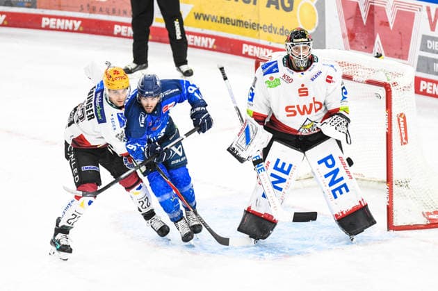 Spencer Kersten (Straubing Tigers) vorm dem Tor mit Vladimir Eminger und Kristers Gudlevskis (Pinguins Bremerhaven), Eishockey Herren, Deutsche Eishockey Liga, Penny DEL, 5.Spieltag, Saison 2026 2027 am 02.10.2026 im Eisstadion am Pulverturm, Straubing Tigers (blau) gegen Pinguins Bremerhaven (weiss)