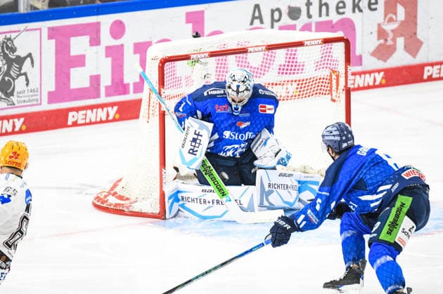 Florian Bugl (Straubing Tigers) verhindert den Treffer, Eishockey Herren, Deutsche Eishockey Liga, Penny DEL, 5.Spieltag, Saison 2026 2027 am 02.10.2026 im Eisstadion am Pulverturm, Straubing Tigers (blau) gegen Pinguins Bremerhaven (weiss)