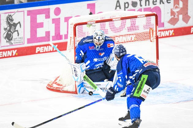 Florian Bugl (Straubing Tigers) verhindert den Treffer, Eishockey Herren, Deutsche Eishockey Liga, Penny DEL, 5.Spieltag, Saison 2026 2027 am 02.10.2026 im Eisstadion am Pulverturm, Straubing Tigers (blau) gegen Pinguins Bremerhaven (weiss)