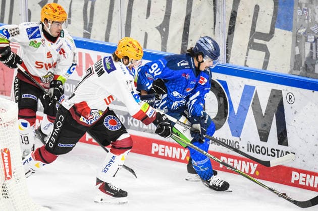 Jamieson Rees (Straubing Tigers) an der Bande mit dem Puck und Ludwig Bystroem (Pinguins Bremerhaven), Eishockey Herren, Deutsche Eishockey Liga, Penny DEL, 5.Spieltag, Saison 2026 2027 am 02.10.2026 im Eisstadion am Pulverturm, Straubing Tigers (blau) gegen Pinguins Bremerhaven (weiss)