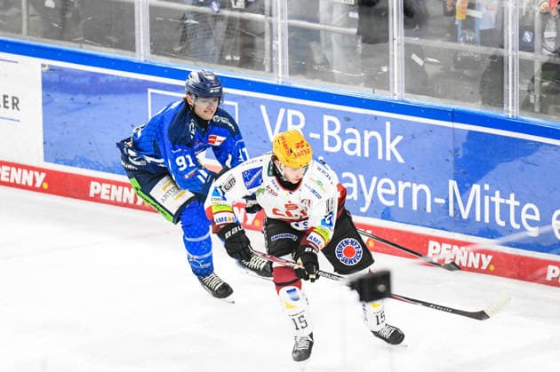 Hudson Elynuik (Straubing Tigers) hinter Rayan Bettahar (Pinguins Bremerhaven), Eishockey Herren, Deutsche Eishockey Liga, Penny DEL, 5.Spieltag, Saison 2026 2027 am 02.10.2026 im Eisstadion am Pulverturm, Straubing Tigers (blau) gegen Pinguins Bremerhaven (weiss)