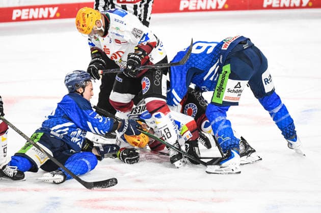 Simon Seidl und Marcel Brandt (Straubing Tigers) im Kampf um den Puck mit Nicolas Jensen (Pinguins Bremerhaven), Eishockey Herren, Deutsche Eishockey Liga, Penny DEL, 5.Spieltag, Saison 2026 2027 am 02.10.2026 im Eisstadion am Pulverturm, Straubing Tigers (blau) gegen Pinguins Bremerhaven (weiss)
