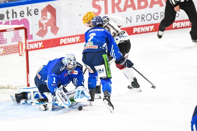 Florian Bugl (Straubing Tigers) verhindert den Treffer, Eishockey Herren, Deutsche Eishockey Liga, Penny DEL, 5.Spieltag, Saison 2026 2027 am 02.10.2026 im Eisstadion am Pulverturm, Straubing Tigers (blau) gegen Pinguins Bremerhaven (weiss)