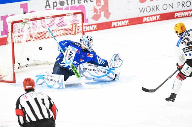Florian Bugl (Straubing Tigers) ist geschlagen, Nino Kinder (Pinguins Bremerhaven) trifft, Eishockey Herren, Deutsche Eishockey Liga, Penny DEL, 5.Spieltag, Saison 2026 2027 am 02.10.2026 im Eisstadion am Pulverturm, Straubing Tigers (blau) gegen Pinguins Bremerhaven (weiss)