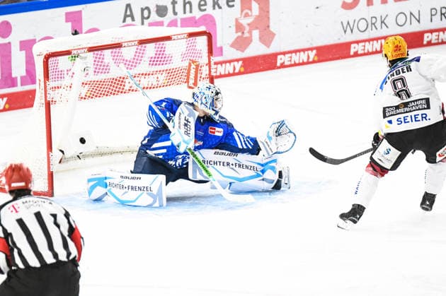 Florian Bugl (Straubing Tigers) ist geschlagen, Nino Kinder (Pinguins Bremerhaven) trifft, Eishockey Herren, Deutsche Eishockey Liga, Penny DEL, 5.Spieltag, Saison 2026 2027 am 02.10.2026 im Eisstadion am Pulverturm, Straubing Tigers (blau) gegen Pinguins Bremerhaven (weiss)