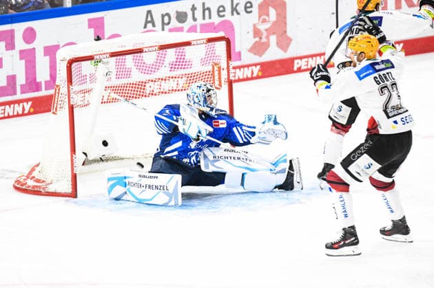 Florian Bugl (Straubing Tigers) ist geschlagen, Nino Kinder (Pinguins Bremerhaven) trifft, Eishockey Herren, Deutsche Eishockey Liga, Penny DEL, 5.Spieltag, Saison 2026 2027 am 02.10.2026 im Eisstadion am Pulverturm, Straubing Tigers (blau) gegen Pinguins Bremerhaven (weiss)