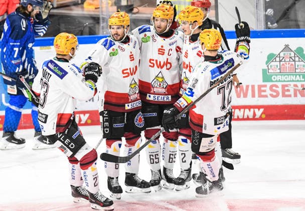 Max Goertz, Nino Kinder, Christian Wejse, Akito Hirose und Phililip Bruggiser (Pinguins Bremerhaven) jubeln ueber den Treffer, Eishockey Herren, Deutsche Eishockey Liga, Penny DEL, 5.Spieltag, Saison 2026 2027 am 02.10.2026 im Eisstadion am Pulverturm, Straubing Tigers (blau) gegen Pinguins Bremerhaven (weiss)