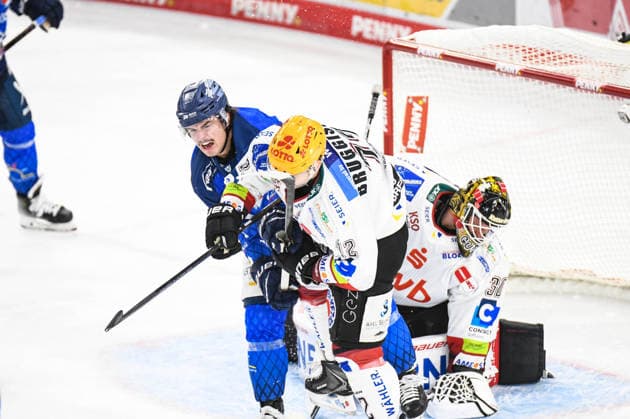 Jamieson Rees (Straubing Tigers) im Duell mit Phillip Bruggisser (Pinguins Bremerhaven), Eishockey Herren, Deutsche Eishockey Liga, Penny DEL, 5.Spieltag, Saison 2026 2027 am 02.10.2026 im Eisstadion am Pulverturm, Straubing Tigers (blau) gegen Pinguins Bremerhaven (weiss)