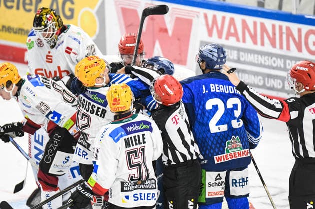 Jamieson Rees und J.C. Beaudin (Straubing Tigers) im Handgemenge mit Phillip Bruggisser (Pinguins Bremerhaven), Eishockey Herren, Deutsche Eishockey Liga, Penny DEL, 5.Spieltag, Saison 2026 2027 am 02.10.2026 im Eisstadion am Pulverturm, Straubing Tigers (blau) gegen Pinguins Bremerhaven (weiss)