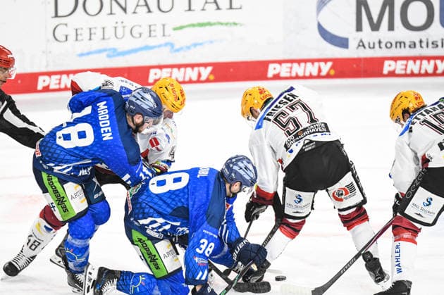 Tyler Madden und Stefan Loibl (Straubing Tigers) im Duell mit Dustin Friesen (Pinguins Bremerhaven), Eishockey Herren, Deutsche Eishockey Liga, Penny DEL, 5.Spieltag, Saison 2026 2027 am 02.10.2026 im Eisstadion am Pulverturm, Straubing Tigers (blau) gegen Pinguins Bremerhaven (weiss)