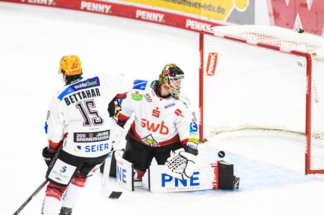 Marcel Brandt (Straubing Tigers) (-nicht im Bild-) ueberwindet Kristers Gudlevskis (Pinguins Bremerhaven), Eishockey Herren, Deutsche Eishockey Liga, Penny DEL, 5.Spieltag, Saison 2026 2027 am 02.10.2026 im Eisstadion am Pulverturm, Straubing Tigers (blau) gegen Pinguins Bremerhaven (weiss)