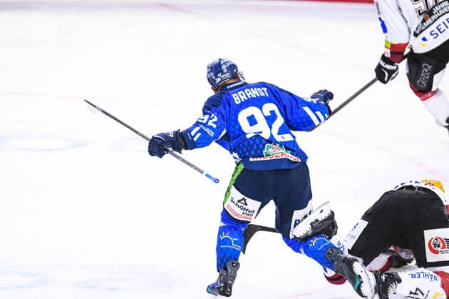 Marcel Brandt (Straubing Tigers) jubelt ueber den Treffer, Eishockey Herren, Deutsche Eishockey Liga, Penny DEL, 5.Spieltag, Saison 2026 2027 am 02.10.2026 im Eisstadion am Pulverturm, Straubing Tigers (blau) gegen Pinguins Bremerhaven (weiss)