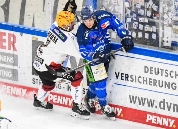 Nicholas Halloran (Straubing Tigers) an der Bande mit Akito Hirose (Pinguins Bremerhaven), Eishockey Herren, Deutsche Eishockey Liga, Penny DEL, 5.Spieltag, Saison 2026 2027 am 02.10.2026 im Eisstadion am Pulverturm, Straubing Tigers (blau) gegen Pinguins Bremerhaven (weiss)