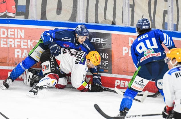 J.C. Beaudin (Straubing Tigers) an der Bande mit Phillip Bruggisser (Pinguins Bremerhaven), Eishockey Herren, Deutsche Eishockey Liga, Penny DEL, 5.Spieltag, Saison 2026 2027 am 02.10.2026 im Eisstadion am Pulverturm, Straubing Tigers (blau) gegen Pinguins Bremerhaven (weiss)