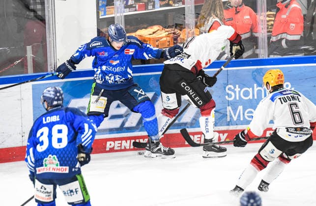Adrian Klein (Straubing Tigers) an der Bande mit Ludwig Bystroem (Pinguins Bremerhaven), Eishockey Herren, Deutsche Eishockey Liga, Penny DEL, 5.Spieltag, Saison 2026 2027 am 02.10.2026 im Eisstadion am Pulverturm, Straubing Tigers (blau) gegen Pinguins Bremerhaven (weiss)