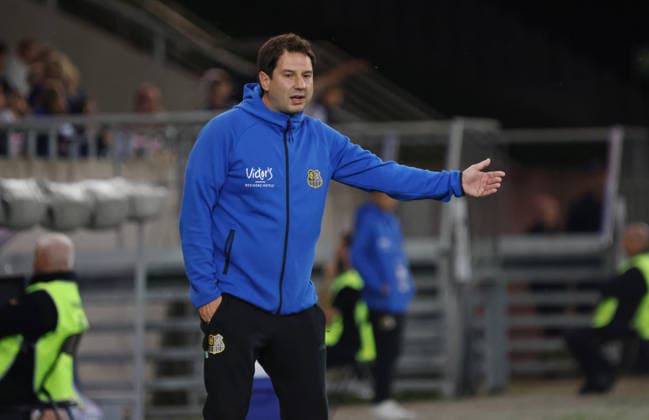 02.10.2026, Fussball, Herren, Testspiel, Saison 2026 2027, 1. FC Saarbrücken - AS Nancy-Lorraine, Trainer Argirios Giannikis (1. FC Saarbruecken) gestikuliert, gibt Anweisungen Saarbrücken Ludwigsparkstadion Saarland Deutschland Copyright: xFabianxKleerx