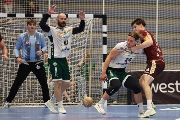 Handball - 2. Bundesliga Tusem Essen gegen SC DHfK Leipzig ** NUR FÜR REDAKTIONELLE ZWECKE ** EDITORIAL USE ONLY **<p>Felix Eißing (Tusem Essen) (R) verteidigt gegen Blaer Hinriksson (SC DHfK Leipzig) (M) beim Spiel der 2. Handball-Bundesliga zwischen Tusem Essen und SC DHfK Leipzig am 02. Oktober 2026 in der Sporthalle Am Hallo in Essen. Deutschland Nordrhein-Westfalen Essen Copyright: ChristofxKöpsel