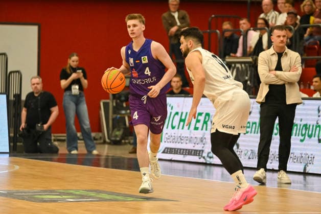 Daniel Kirchner (BG Goettingen, 04) am Ball gegen Buzz Anthony (Artland Dragons, 09) Artland Dragons vs. BG Goettingen, 2. Basketball-Bundesliga, Pro A, 2. Spieltag, Saison 2026 2027, 02.10.2026, Artland Dragons vs. BG Goettingen, 2. Basketball-Bundesliga, Pro A, 2. Spieltag, Saison 2026 2027, 02.10.2026 Quakenbrueck Copyright: xEibner-Pressefoto RobertxGertzenx EP_RGN