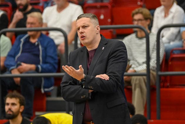Martin Gulbis (BG Goettingen, Coach) gestikuliert Artland Dragons vs. BG Goettingen, 2. Basketball-Bundesliga, Pro A, 2. Spieltag, Saison 2026 2027, 02.10.2026, Artland Dragons vs. BG Goettingen, 2. Basketball-Bundesliga, Pro A, 2. Spieltag, Saison 2026 2027, 02.10.2026 Quakenbrueck Copyright: xEibner-Pressefoto RobertxGertzenx EP_RGN