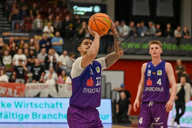 Tai Bibbs (BG Goettingen, 33) beim Freiwurf Artland Dragons vs. BG Goettingen, 2. Basketball-Bundesliga, Pro A, 2. Spieltag, Saison 2026 2027, 02.10.2026, Artland Dragons vs. BG Goettingen, 2. Basketball-Bundesliga, Pro A, 2. Spieltag, Saison 2026 2027, 02.10.2026 Quakenbrueck Copyright: xEibner-Pressefoto RobertxGertzenx EP_RGN