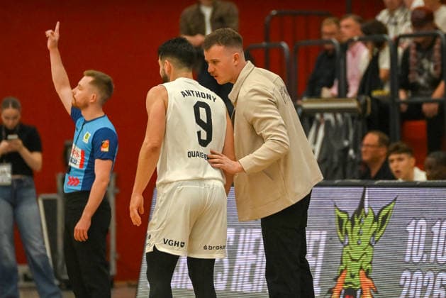 Hendrik Gruhn (Artland Dragons, Coach) im Gespraech mit Buzz ANthony (Artland Dragons, 09) Artland Dragons vs. BG Goettingen, 2. Basketball-Bundesliga, Pro A, 2. Spieltag, Saison 2026 2027, 02.10.2026, Artland Dragons vs. BG Goettingen, 2. Basketball-Bundesliga, Pro A, 2. Spieltag, Saison 2026 2027, 02.10.2026 Quakenbrueck Copyright: xEibner-Pressefoto RobertxGertzenx EP_RGN