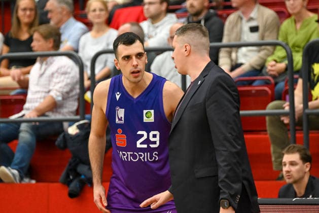 Omar Pajic (BG Goettingen, 29) im Gespraech mit Martins Gulbis (BG Goettingen, Coach) Artland Dragons vs. BG Goettingen, 2. Basketball-Bundesliga, Pro A, 2. Spieltag, Saison 2026 2027, 02.10.2026, Artland Dragons vs. BG Goettingen, 2. Basketball-Bundesliga, Pro A, 2. Spieltag, Saison 2026 2027, 02.10.2026 Quakenbrueck Copyright: xEibner-Pressefoto RobertxGertzenx EP_RGN