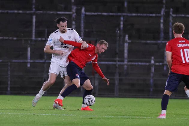 02.10.2026, Fussball, Herren, Regionalliga Bayern, Saison 2026 2027, 12. Spieltag: SpVgg Unterhaching - FC Schweinfurt 05 Von links: Pietro Besso (FC Schweinfurt 05, 23) gegen Cornelius Pfeiffer (SpVgg Unterhaching, 22) Unterhaching Uhlsport-Park Unterhaching Bayern Deutschland