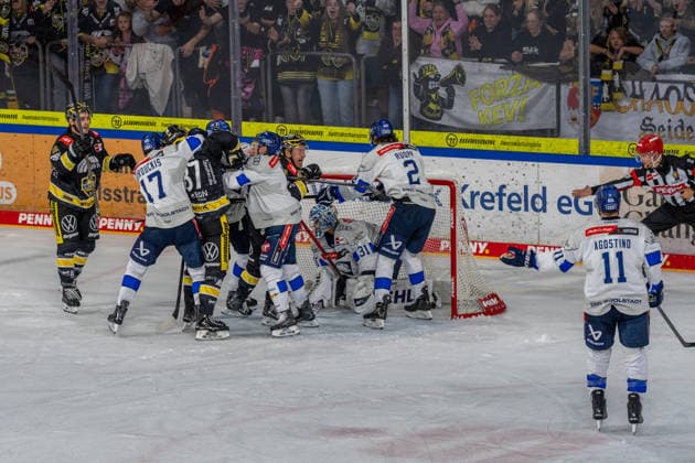 Tumult vor dem Ingolstaedter Tor, GER, Krefeld Pinguine vs. ERC Ingolstadt, Eishockey, PENNY DEL, 5. Spieltag, Spielzeit 2026 2027, 02.10.2026 GER, Krefeld Pinguine vs. ERC Ingolstadt, Eishockey, PENNY DEL, 5. Spieltag, Spielzeit 2026 2027, 02.10.2026 Krefeld Copyright: xEibner-Pressefoto FabianxFriesex EP_FFE