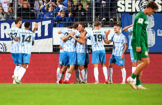 02.10.2026, Deutschland, Stuttgart, Fussball, Regionalliga Südwest, SV Stuttgarter Kickers vs. Kickers Offenbach, Jubel nach dem 1:0 Tor, Torschütze Yannick Glessing (Kickers)