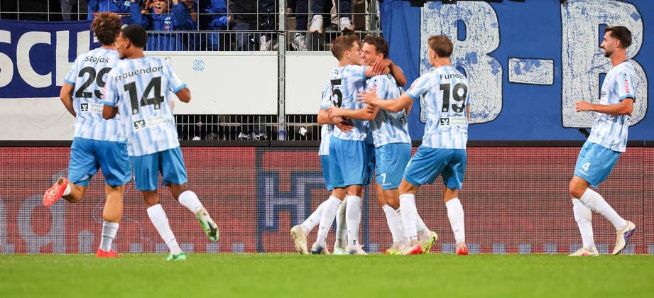 02.10.2026, Deutschland, Stuttgart, Fussball, Regionalliga Südwest, SV Stuttgarter Kickers vs. Kickers Offenbach, Jubel nach dem 1:0 Tor, Torschütze Yannick Glessing (Kickers)