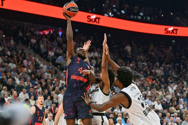 Kamar BALDWIN (FCB), Aktion,Zweikampf gegen Ethan Thompson (Belgrad) Basketball Euro League,Saison 2026 2027, FC Bayern Muenchen - Partizan Belgrad am 02.10.2026 , S A P G A R D EN