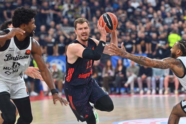 Andreas OBST (FCB), Aktion,Zweikampf gegen than Thompson (li;Belgrad) und Carlik Jones (Belgrad) Basketball Euro League,Saison 2026 2027, FC Bayern Muenchen - Partizan Belgrad am 02.10.2026 , S A P G A R D EN