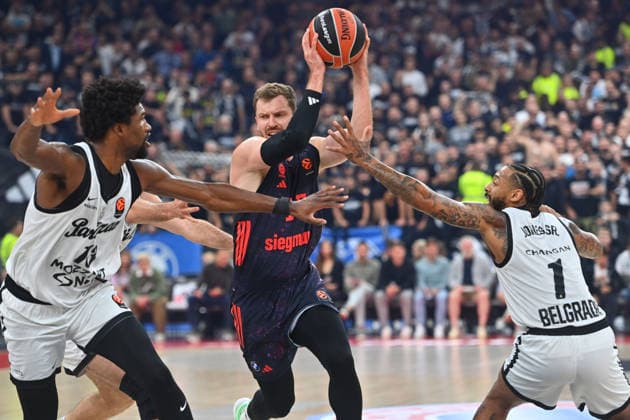 Andreas OBST (FCB), Aktion,Zweikampf gegen than Thompson (li;Belgrad) und Carlik Jones (Belgrad) Basketball Euro League,Saison 2026 2027, FC Bayern Muenchen - Partizan Belgrad am 02.10.2026 , S A P G A R D EN