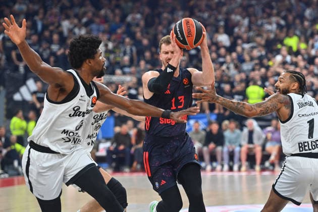 Andreas OBST (FCB), Aktion,Zweikampf gegen than Thompson (li;Belgrad) und Carlik Jones (Belgrad) Basketball Euro League,Saison 2026 2027, FC Bayern Muenchen - Partizan Belgrad am 02.10.2026 , S A P G A R D EN