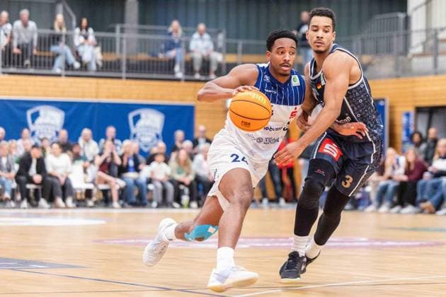 VfL Sparkassenstars Bochum - Eisbären Bremerhaven ** NUR FÜR REDAKTIONELLE ZWECKE ** EDITORIAL USE ONLY **<p>JaMonta Black ( Bochum ), links - Garai Zeeb ( Bremerhaven ), rechts. Basketball Barmer 2. Basketball Bundesliga VfL Sparkassenstars Bochum - Eisbären Bremerhaven am 02.10.2026 in Bochum. Bochum Copyright: JonasxRichter