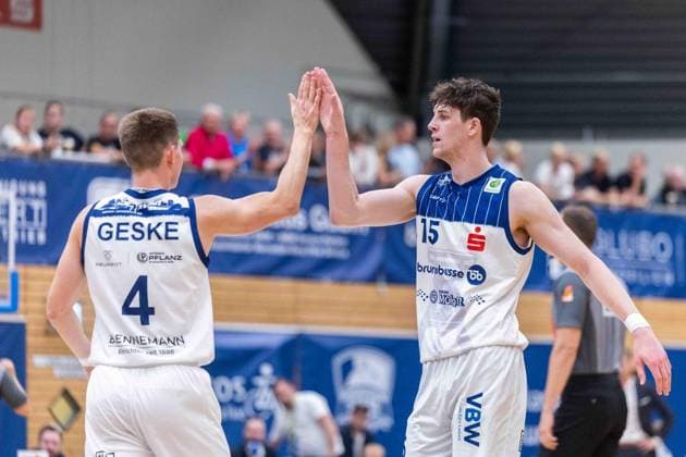 VfL Sparkassenstars Bochum - Eisbären Bremerhaven ** NUR FÜR REDAKTIONELLE ZWECKE ** EDITORIAL USE ONLY **<p>Niklas Geske ( Bochum ), links - Thomas Kamarad ( Bochum ), rechts. Basketball Barmer 2. Basketball Bundesliga VfL Sparkassenstars Bochum - Eisbären Bremerhaven am 02.10.2026 in Bochum. Bochum Copyright: JonasxRichter